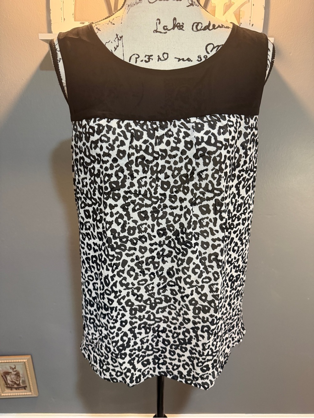 LOFT BLACK & WHITE LEOPARD PRINT SLEEVELESS BLOUSE SZ M